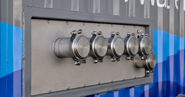 External connection plate on a containerized water treatment system